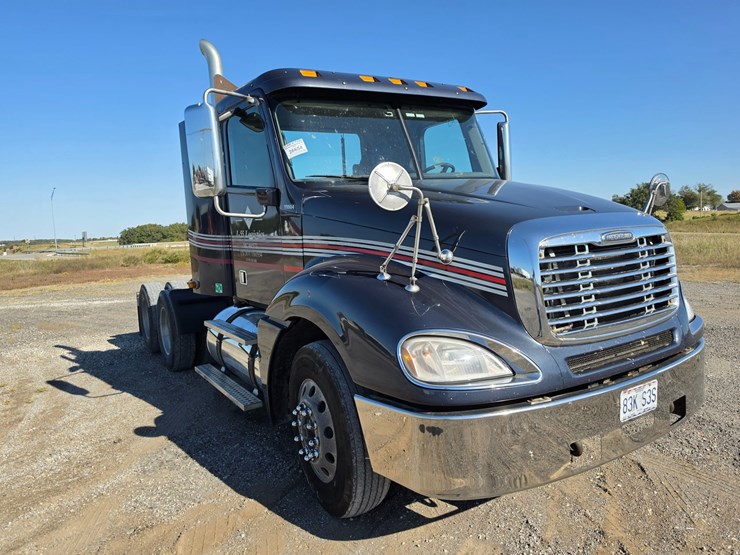 2016-freightliner-columbia-120-image-22