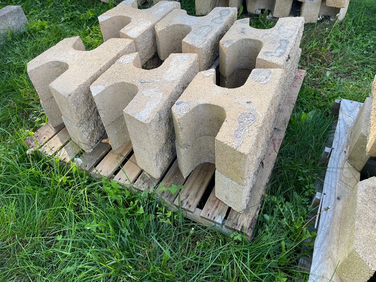 #3199-•-(2)-pallets-of-interlocking-concrete-retaining-wall-blocks-image-6