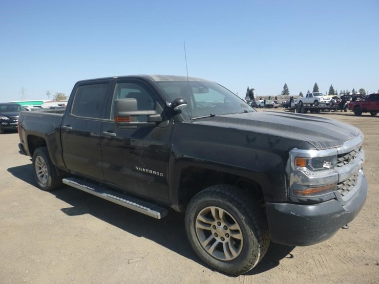 2018-chevrolet-1500-image-3