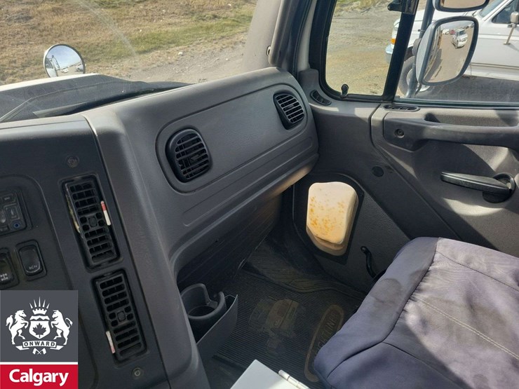 2016-freightliner-114sd-image-24
