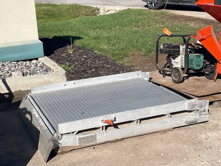 #1820-•-national-fleet-folding-aluminum-sprinter-van-ramp-image-2