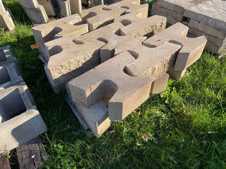 #3190-•-pallet-of-concrete-retaining-wall-blocks-image-1