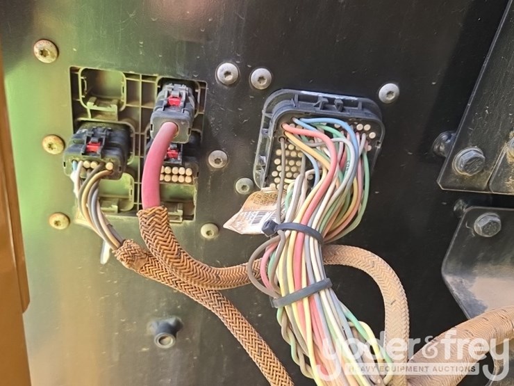 2019-caterpillar-352-image-37