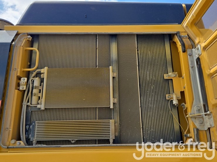 2018-caterpillar-352-image-37