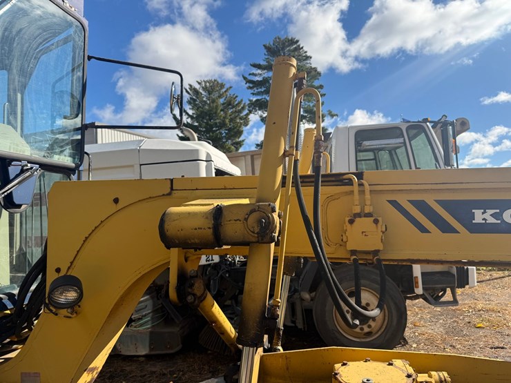 #3534-•-komatsu-gd305a-motor-grader-image-37
