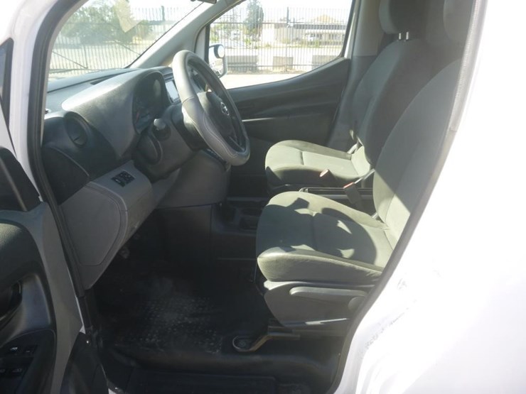 2015-nissan-nv200-image-8