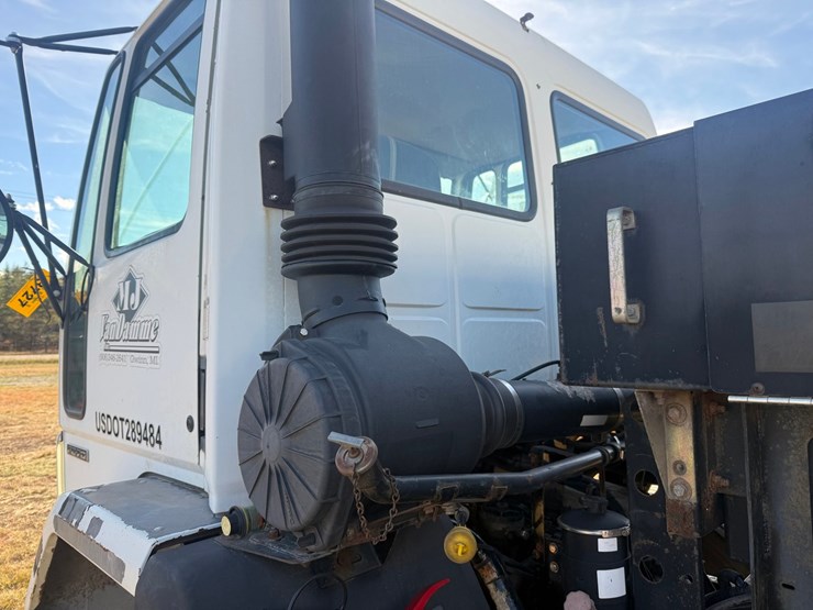 2002-freightliner-fc70-image-17