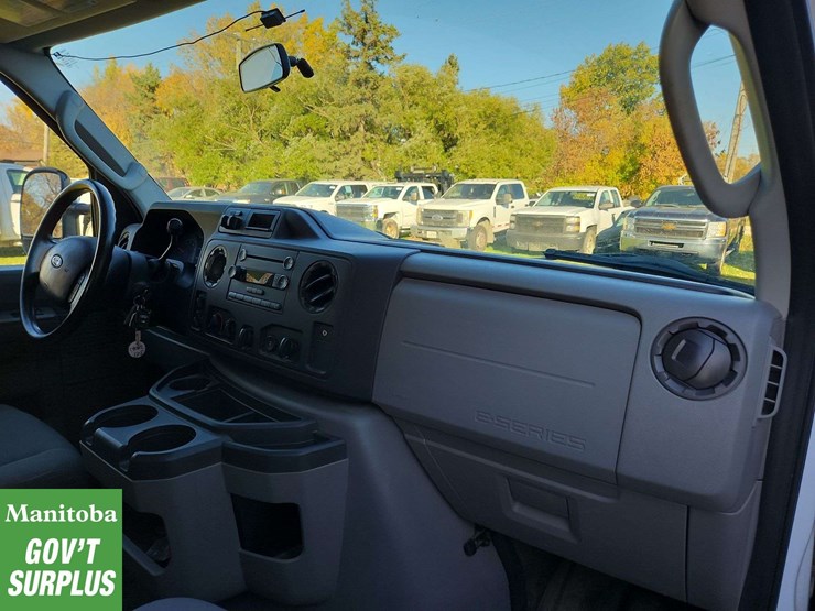 2013-ford-cargo-image-31