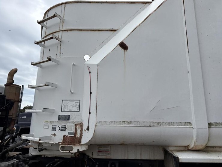 2005-peterbilt-320-image-38