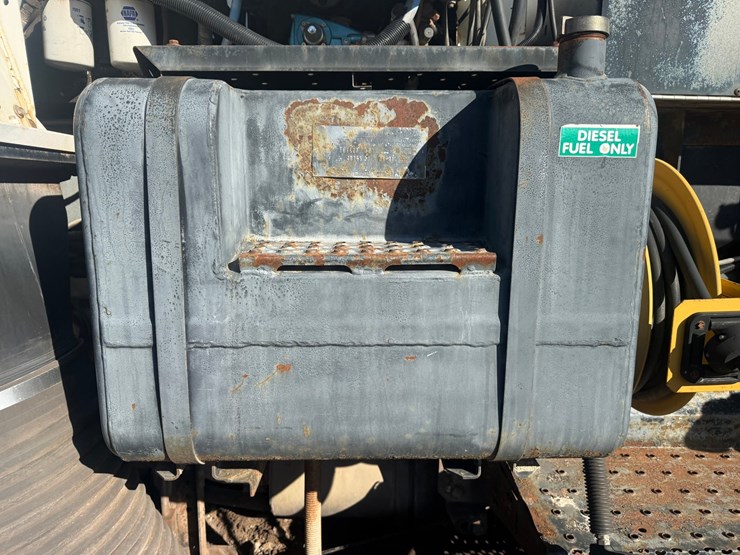 2002-freightliner-fc70-image-44