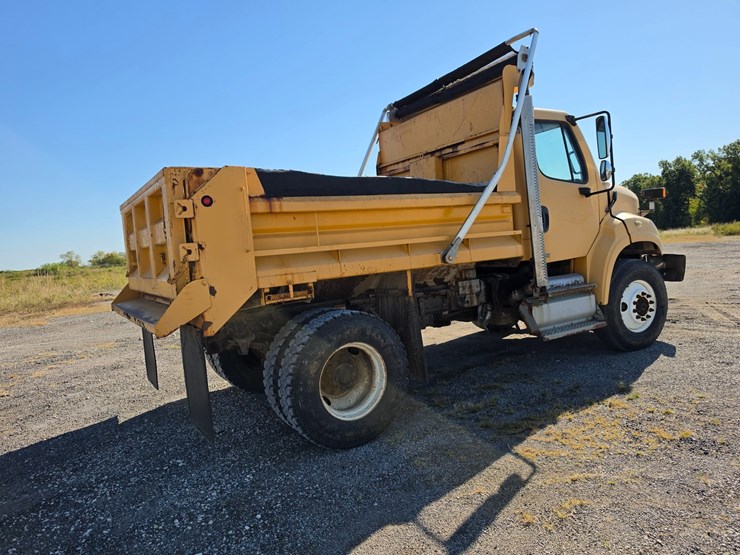 2011-freightliner-m2-106-image-14