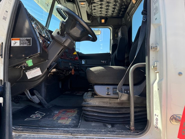 #1726-•-2019-western-star-day-cab-truck-tractor-image-42
