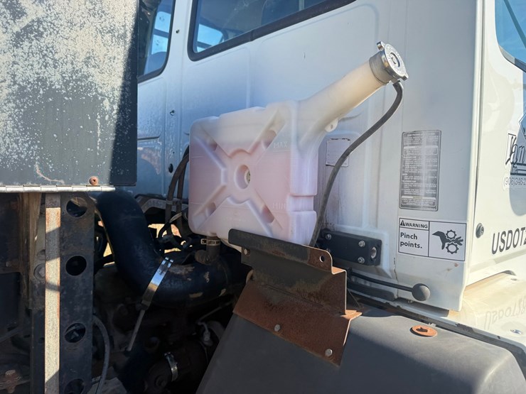 2002-freightliner-fc70-image-14