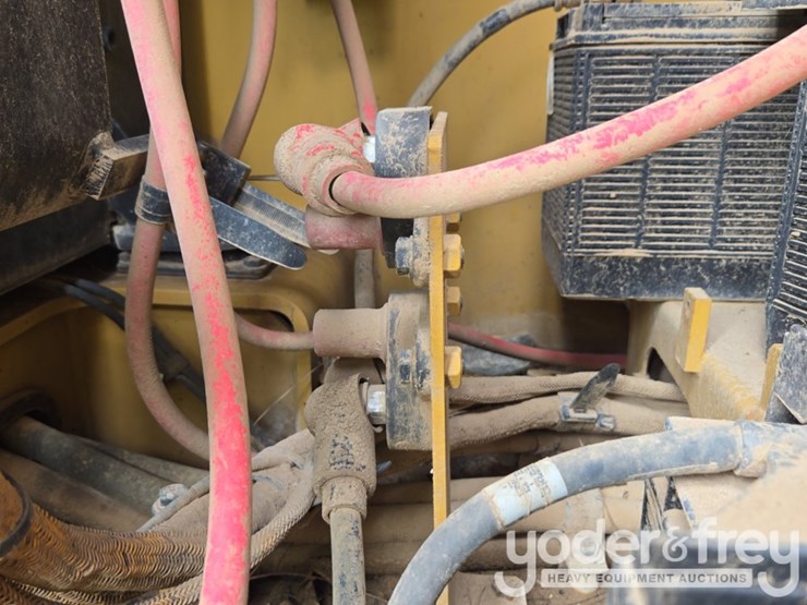 2019-caterpillar-352-image-38