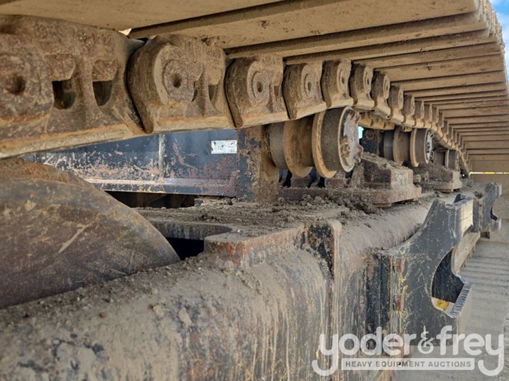2018-caterpillar-352-image-12