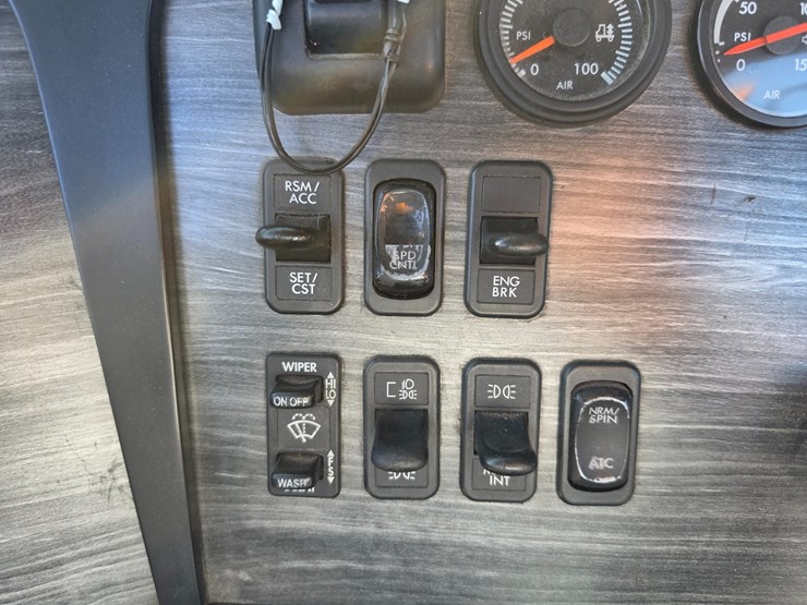2016-freightliner-columbia-120-image-56