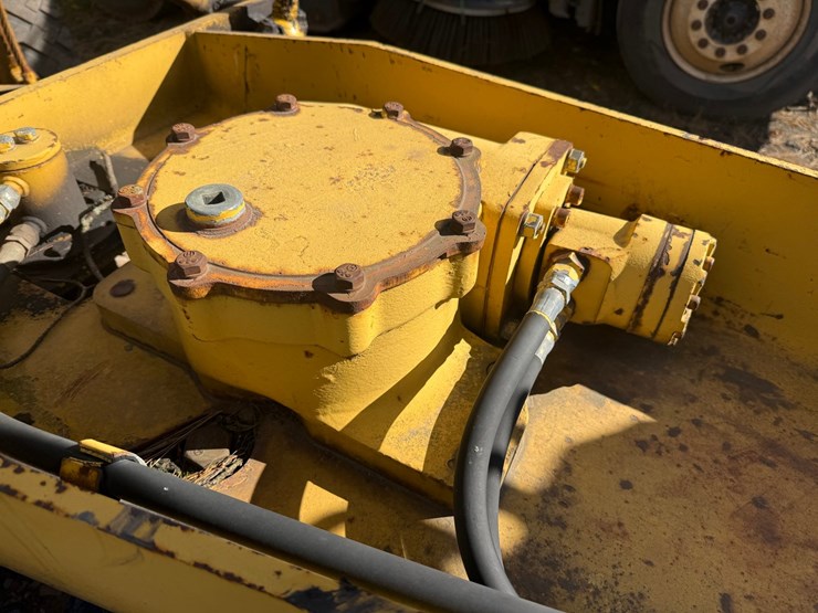 #3534-•-komatsu-gd305a-motor-grader-image-34
