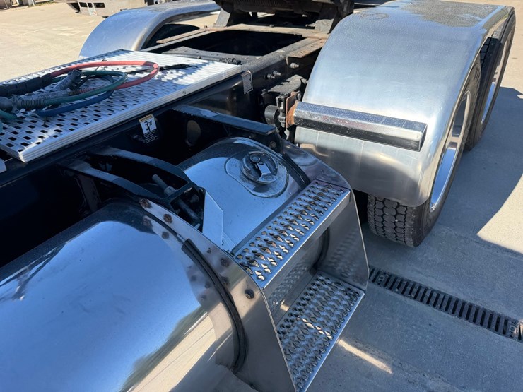 2020-peterbilt-389-image-18