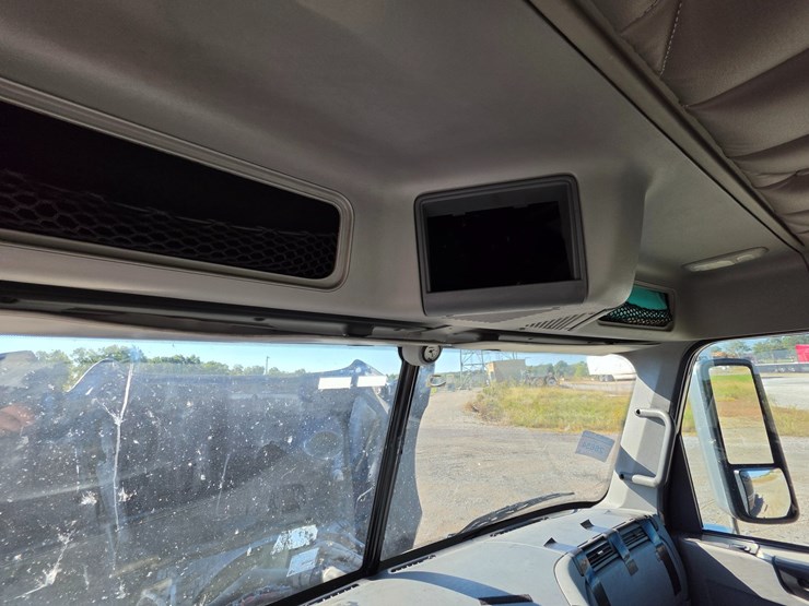 2016-freightliner-columbia-120-image-67