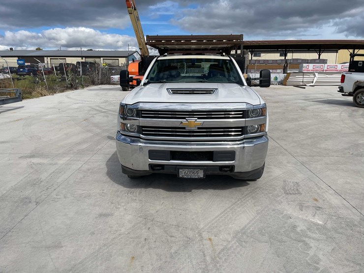 2018-chevrolet-3500-image-2