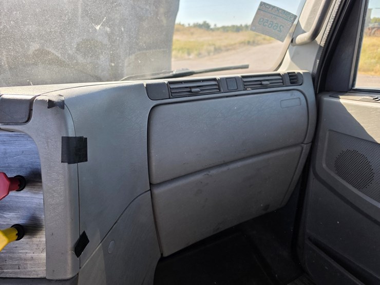 2016-freightliner-columbia-120-image-52