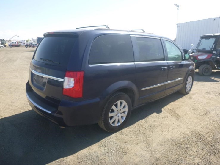 2014-chrysler-town-&-country-image-3
