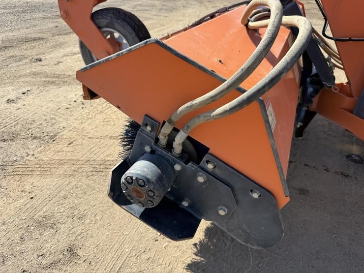 lay-mor-sm-300-3-wheel-broom-image-27