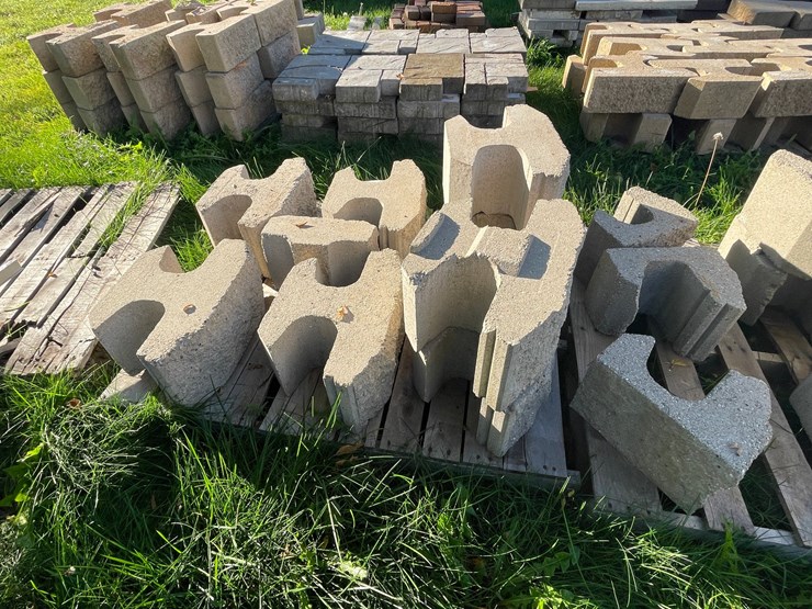 #3187-•-(3)-pallets-of-concrete-retaining-wall-blocks-image-7