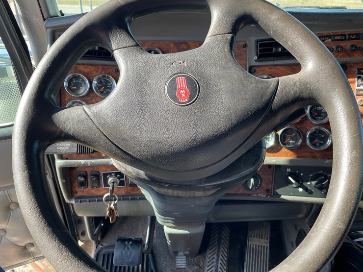 2001-kenworth-w900l-image-97