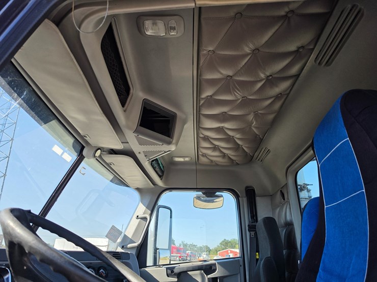 2016-freightliner-columbia-120-image-48