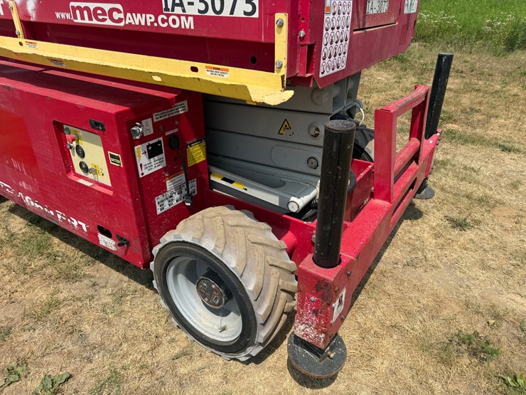 #2085-•-2016-mec-4096-ert-scissor-lift-image-13