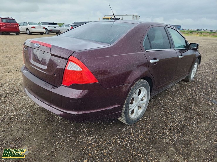 2012-ford-fusion-se-image-4