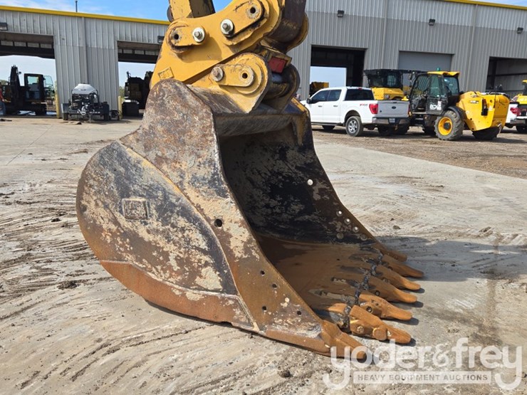 2019-caterpillar-352-image-24