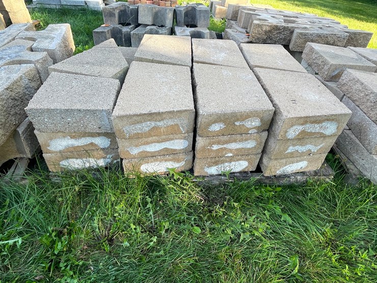 #3206-•-(2)-pallet-of-concrete-pavers-image-4