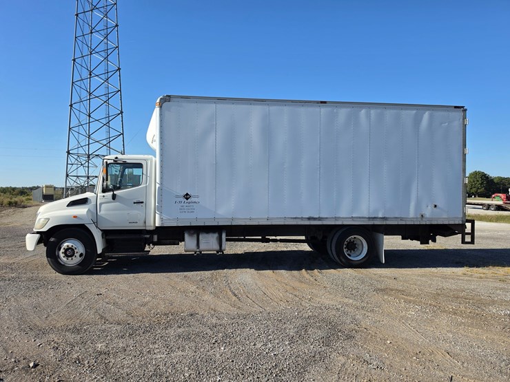 2007-hino-268-image-4