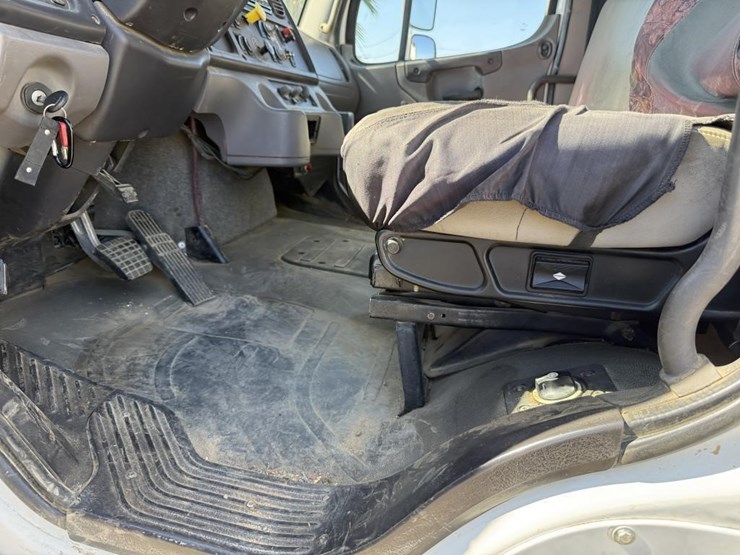 2016-freightliner-mechanics-truck-image-76