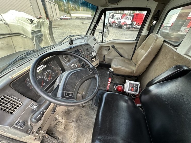 2008-sterling-l9500-image-23