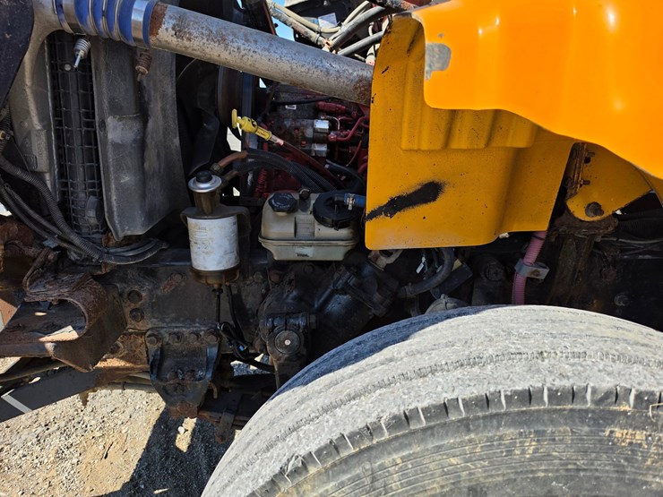 2011-freightliner-m2-106-image-50