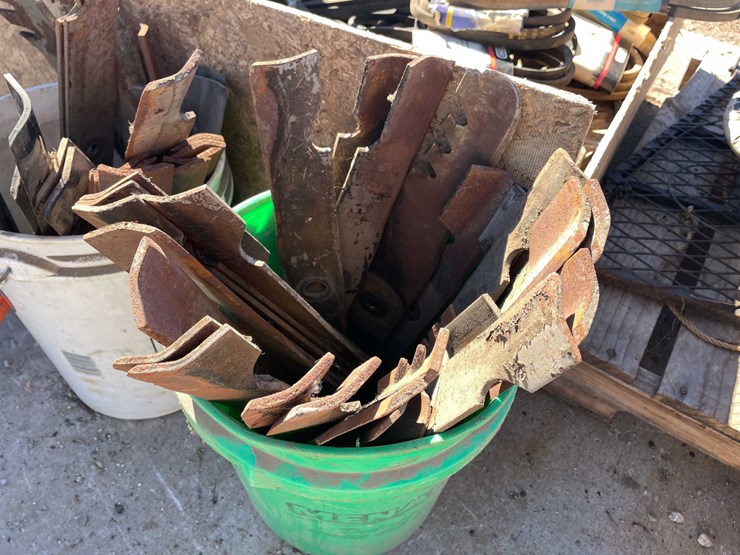 #1825-•-misc.-belts-and-mower-blades-image-11