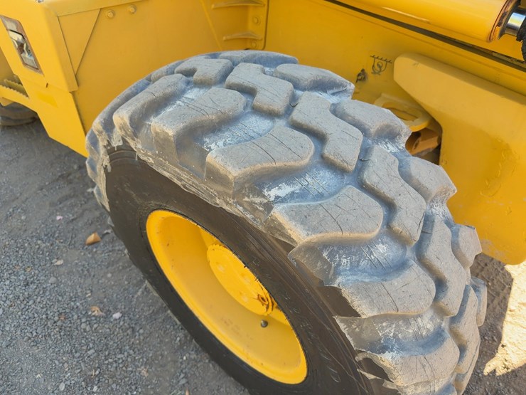 2017-deere-410l-image-13