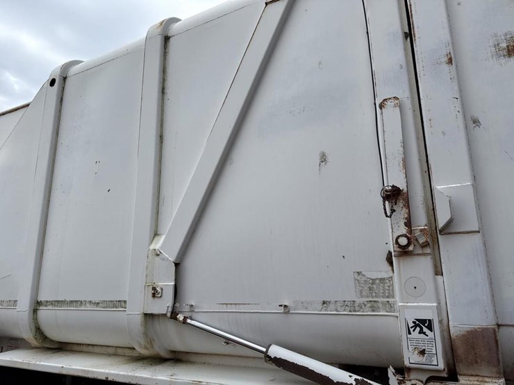 2005-peterbilt-320-image-37
