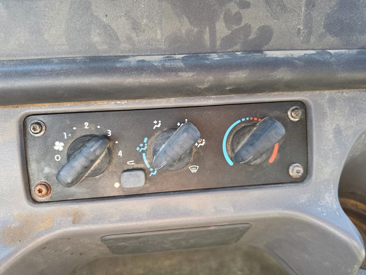 2011-freightliner-m2-106-image-82