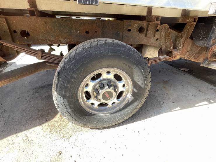 2004-gmc-2500hd-image-16