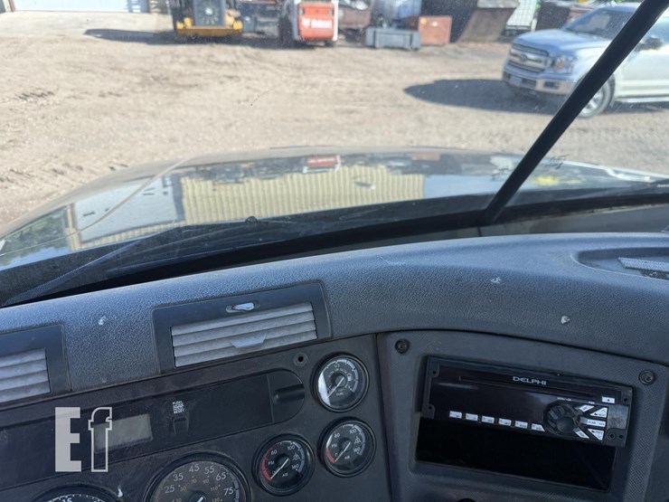 2009-freightliner-cascadia-125-image-21
