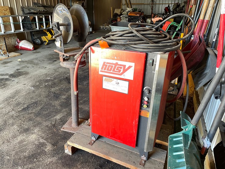 #1847-•-hotsy-cold-water-pressure-washer-and-hose-reel-image-5