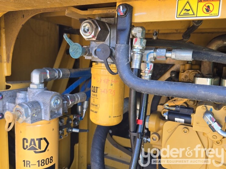 2019-caterpillar-352-image-48