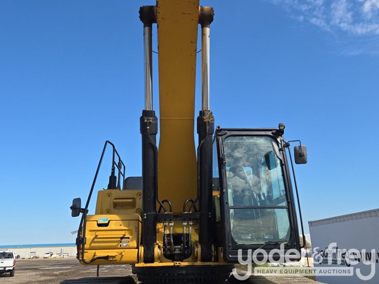 2019-caterpillar-352-image-29