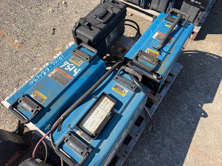 #7514-•-miller-xmt-304-dc-inverter-arc-welder,-miller-suitcase-12rc,-24-volt-wire-feeder-image-3