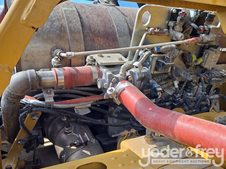 2018-caterpillar-352-image-60
