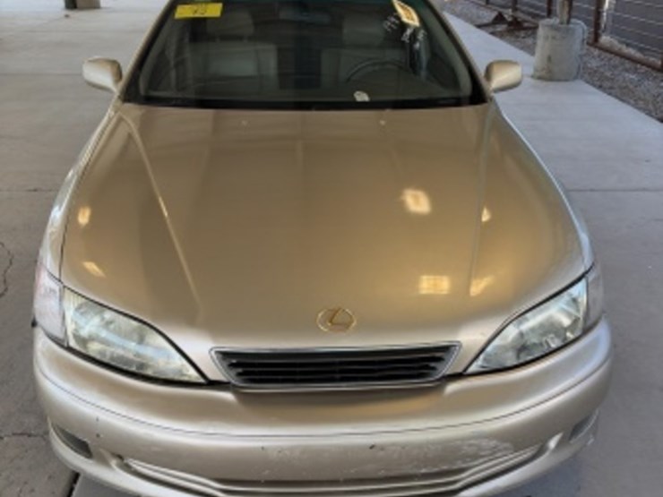 1997-lexus-es300-sdn-image-3